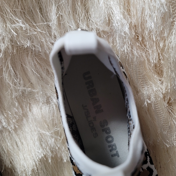NWOT.  J/slides Urban Sport Sneakers.  Size 8M.  (190) - Picture 6 of 9